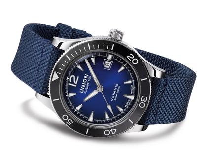 Union Glashütte Noramis Datum Sport Automatik Edelstahl 42mm blaues Zifferblatt Metallband und Textilband – Herrenuhren Uhr mit Datum aus Edelstahl und Keramik. Das Gehäuse ist rund und silber. Das Edelstahlarmband ist silber. Das Zifferblatt ist arabisch Index und blau. – Ansicht 4