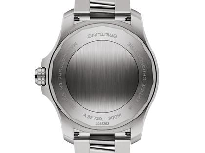 Breitling Avenger GMT 44 Automatik Edelstahl schwarzes Zifferblatt Metallband – Herrenuhren Uhr mit Datum aus Edelstahl. Das Gehäuse ist rund und silber. Das Edelstahlarmband ist silber. Das Zifferblatt ist ein Index in schwarz. – Ansicht 4