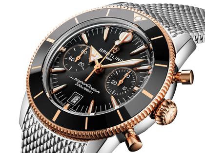 Breitling Superocean Heritage B01 Chronograph Automatik Edelstahl 42mm schwarzes Zifferblatt Metallband – Herrenuhren Chronograph aus 750 Rotgold, Edelstahl und Keramik. Das Gehäuse ist rund und silber. Das Edelstahlarmband ist silber. Das Zifferblatt ist ein Index in schwarz. – Ansicht 2