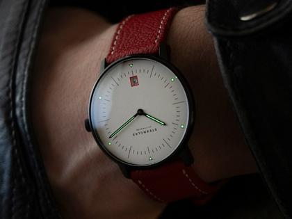 Sternglas Naos Edition Bauhaus III Quarz Edelstahl Schwarz-PVD 38mm weißes Zifferblatt rotes Lederband – Herrenuhren Uhr mit Datum aus Edelstahl, Leder und PVD beschichtet. Das Gehäuse ist rund und schwarz. Das Lederarmband ist rot. Das Zifferblatt ist arabisch Index und weiß. – Ansicht 5