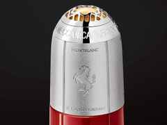 Montblanc Special Edition Great Characters Enzo Ferrari Kugelschreiber – Schreibgeräte Kugelschreiber in rot und aus Edelharz und platiniert. – Ansicht 3