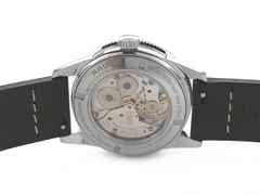 Rado Captain Cook Over-Pole Limited Edition Handaufzug Edelstahl 37 mm graues Zifferblatt Lederarmband R32116158 Full Set Occasion Neu – Herrenuhren Uhr mit Datum aus Edelstahl und Keramik. Das Gehäuse ist rund und silber. Das Lederarmband ist braun. Das Zifferblatt ist ein Index in grau. – Ansicht 2