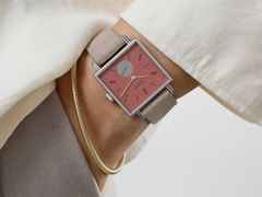 Nomos Glashütte Tetra Origins Terra Handaufzug Edelstahl 29,5mm rotes Zifferblatt graues Lederband Stahlboden – Damenuhren Uhr ohne Datum aus Edelstahl und Leder. Das Gehäuse ist quadratisch und silber. Das Lederarmband ist grau. Das Zifferblatt ist arabisch Index und rot. – Ansicht 10