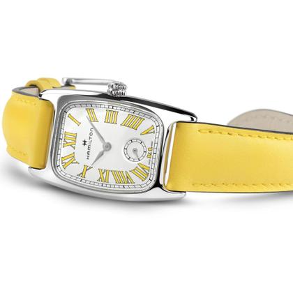 Hamilton American Classic Boulton Small Second M Quarz Edelstahl weißes Zifferblatt gelbes Lederband – Herrenuhren Uhr ohne Datum aus Edelstahl und Leder. Das Gehäuse ist rechteckig und silber. Das Lederarmband ist gelb. Das Zifferblatt ist römisch und weiß. – Ansicht 2
