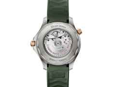 Omega Seamaster Diver 300M Automatik Titan 42mm grünes Zifferblatt grünes Kautschukband – Herrenuhren Uhr ohne Datum aus 375 Gelbgold, Aluminium, Bronze, Kautschuk und Titan. Das Gehäuse ist rund und silber. Das Kautschuk / Kunststoff / Silikon Armband ist grün. Das Zifferblatt ist ein Index in grün. – Ansicht 3