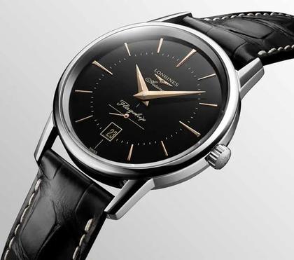 Longines Heritage Flagship Automatik Edelstahl 38,5mm schwarzes Zifferblatt schwarzes Zifferblatt – Herrenuhren Uhr mit Datum aus Edelstahl. Das Gehäuse ist rund und silber. Das Lederarmband Kroko / Alligator ist schwarz. Das Zifferblatt ist ein Index in schwarz. – Ansicht 2