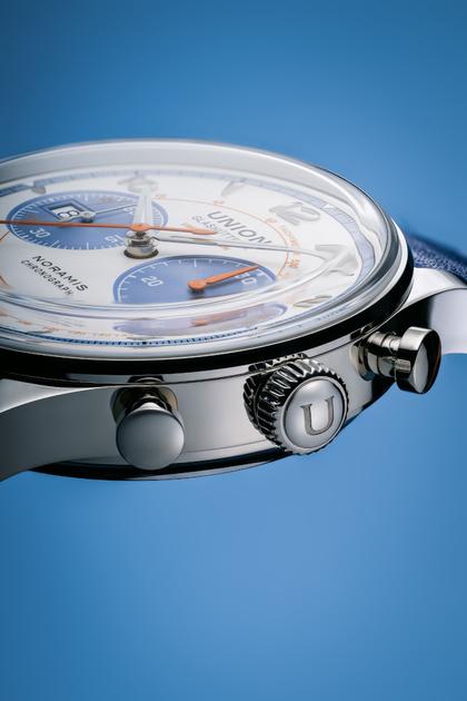 Union Glashütte Noramis Chronograph Sachsen Classic 2024 Limited Edition Automatik Edelstahl 42mm beiges Zifferblatt blaues Lederband – Herrenuhren Chronograph aus Edelstahl und Leder. Das Gehäuse ist rund und silber. Das Lederarmband ist blau. Das Zifferblatt ist arabisch Index und beige. – Ansicht 9