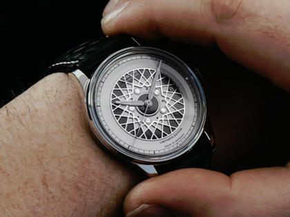 Union Glashütte Noramis Datum Deutschland Klassik 2024 Limitierte Edition Automatik Edelstahl 40mm Felgendesign Zifferblatt schwarzes Lederband – Herrenuhren Uhr mit Datum aus Edelstahl und Leder. Das Gehäuse ist rund und silber. Das Lederarmband ist schwarz. Das Zifferblatt ist ohne Zeichen und schwarz. – Ansicht 4