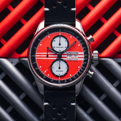 Union Glashütte Viro Chronograph Silvretta Classic 2023 Limited Edition rot-schwarzes Zifferblatt schwarzes Lederband – Herrenuhren Chronograph aus Edelstahl. Das Gehäuse ist rund und silber. Das Lederarmband ist schwarz. Das Zifferblatt ist ein Index in rot. – Ansicht 4