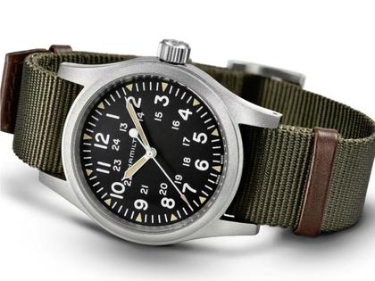 Hamilton Khaki Field Mechanical Handaufzug Edelstahl 38mm schwarzes Zifferblatt olivgrünes Textilband – Herrenuhren Uhr ohne Datum aus Edelstahl. Das Gehäuse ist rund und silber. Das Textilarmband ist grün. Das Zifferblatt ist arabisch und schwarz. – Ansicht 3