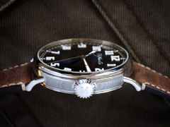 H. Moser & Cie. Heritage Centre Seconds Funky Blue Automatik Edelstahl 42mm blaues Zifferblatt braunes Lederband – Herrenuhren Uhr ohne Datum aus Edelstahl. Das Gehäuse ist rund und silber. Das Lederarmband ist braun. Das Zifferblatt ist arabisch und blau. – Ansicht 3