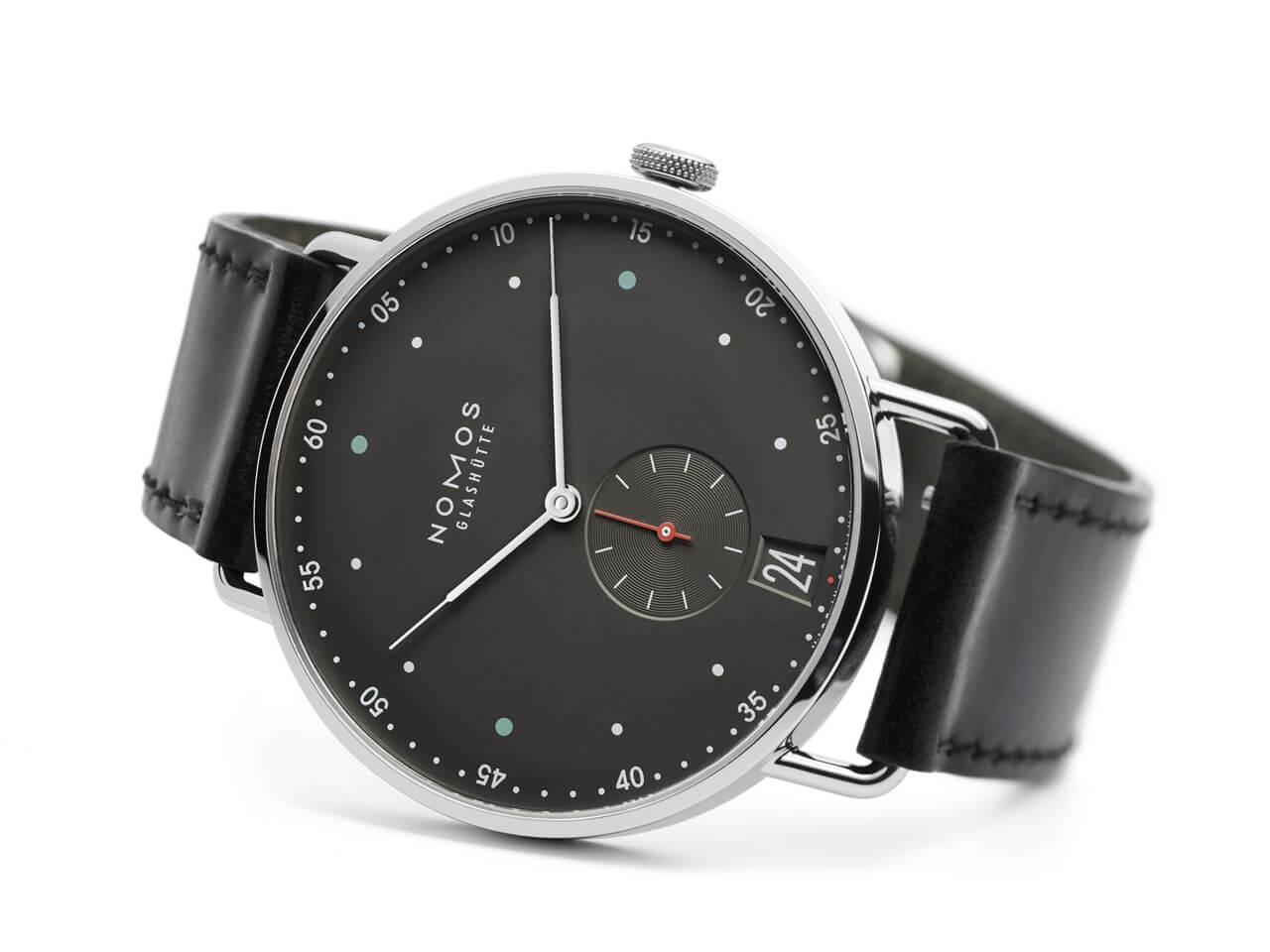 Nomos Glashütte Metro 38 Datum Stadtschwarz Handaufzug Edelstahl 38mm schwarzes Zifferblatt schwarzes Lederband – Herrenuhren Uhr mit Datum aus Edelstahl. Das Gehäuse ist rund und silber. Das Lederarmband ist schwarz. Das Zifferblatt ist arabisch Index und grau. – Ansicht 3
