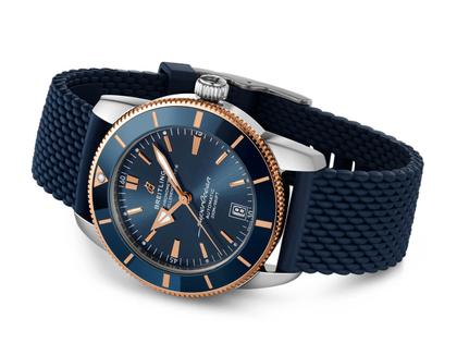 Breitling Superocean Heritage B20 Automatic 42 Edelstahl blaues Zifferblatt blaues Kautschukband – Herrenuhren Uhr mit Datum aus 750 Rotgold, Edelstahl und Keramik. Das Gehäuse ist rund und silber-roségold. Das Kautschuk / Kunststoff / Silikon Armband ist blau. Das Zifferblatt ist ein Index in blau. – Ansicht 3