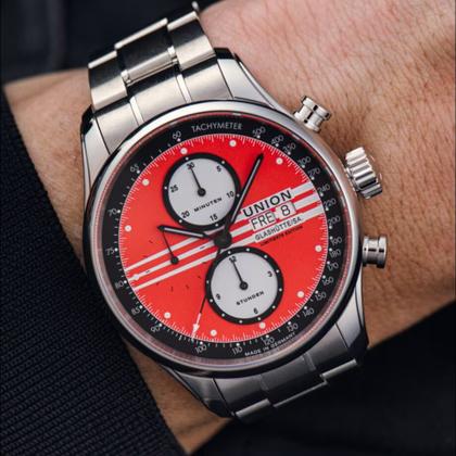 Union Glashütte Viro Chronograph Silvretta Classic 2023 Limited Edition rot-schwarzes Zifferblatt schwarzes Lederband – Herrenuhren Chronograph aus Edelstahl. Das Gehäuse ist rund und silber. Das Lederarmband ist schwarz. Das Zifferblatt ist ein Index in rot. – Ansicht 5