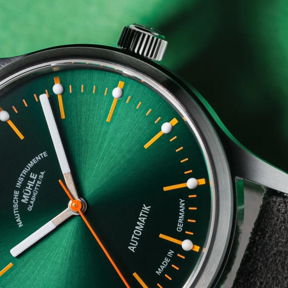 Mühle Glashütte Panova Grün Automatik Edelstahl 40mm anthrazitfarbenes Lederband – Herrenuhren Uhr ohne Datum aus Edelstahl und Leder. Das Gehäuse ist rund und silber. Das Lederarmband ist grau. Das Zifferblatt ist ein Index in grün. – Ansicht 4