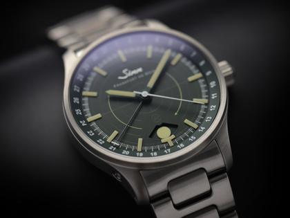 Sinn Spezialuhren 308 Jagduhr Automatik Edelstahl 40mm grünes Zifferblatt Metallband – Herrenuhren Uhr mit Datum aus Edelstahl. Das Gehäuse ist rund und silber. Das Edelstahlarmband ist silber. Das Zifferblatt ist ein Index in grün. – Ansicht 6