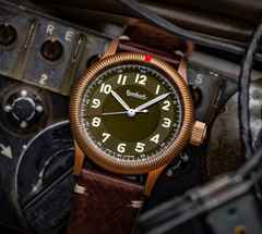 Hanhart Pioneer One Bronze grünes Zifferblatt Limited Edition – Herrenuhren Uhr mit Datum aus Bronze und Edelstahl. Das Gehäuse ist rund und roségold. Das Lederarmband ist braun. Das Zifferblatt ist arabisch und grün. – Ansicht 4