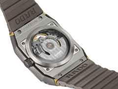 Rado Anatom Automatik Keramik 32,5mm skelettiertes Zifferblatt graues Kautschukband – Damenuhren Uhr ohne Datum aus Edelstahl, Kautschuk, Keramik und PVD beschichtet. Das Gehäuse ist rechteckig und grau. Das Kautschuk / Kunststoff / Silikon Armband ist grau. Das Zifferblatt ist skelettiert und grau. – Ansicht 4