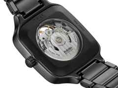 Rado True Square Skeleton Automatik Keramik 38mm skelettiertes Zifferblatt schwarzes Keramikband – Herrenuhren Uhr ohne Datum aus Keramik und Titan. Das Gehäuse ist quadratisch und grau. Das Keramikarmband ist schwarz. Das Zifferblatt ist skelettiert und schwarz. – Ansicht 3