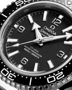 Omega Seamaster Planet Ocean 600M Automatik Edelstahl 42mm schwarzes Zifferblatt schwarze Keramiklünette Kautschukband – Herrenuhren Uhr ohne Datum aus Edelstahl und Keramik. Das Gehäuse ist rund und silber. Das Kautschuk / Kunststoff / Silikon Armband ist schwarz. Das Zifferblatt ist arabisch Index und schwarz. – Ansicht 5