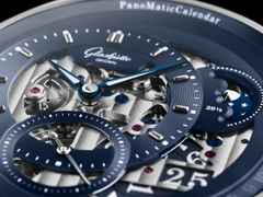 Glashütte Original PanoMaticCalendar Automatik Platin 42mm skelettiertes Zifferblatt blaues Lederband limitiert – Herrenuhren Uhr mit Kalender aus 750 Weißgold, 950 Platin und Leder. Das Gehäuse ist rund und silber. Das Lederarmband Kroko / Alligator ist blau. Das Zifferblatt ist ein Index in blau. – Ansicht 2