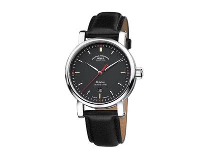 Mühle Glashütte Teutonia IV 30 Jahre Deutsche Einheit Limited Edition Automatik Edelstahl 41mm schwarzes Zifferblatt schwarzes Lederband – Herrenuhren Uhr mit Datum aus Edelstahl. Das Gehäuse ist rund und silber. Das Lederarmband ist schwarz. Das Zifferblatt ist ein Index in schwarz.