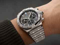Breitling Chronomat B01 42 Automatik Titan graues Zifferblatt Metallband – Herrenuhren Chronograph aus Titan. Das Gehäuse ist rund und grau. Das Titanarmband ist grau. Das Zifferblatt ist ein Index in anthrazit. – Ansicht 3