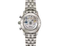 Sinn Spezialuhren 903 Ti II Jubiläum Navigationschronograph Automatik Titan 41mm blaues Zifferblatt braunes Lederband und Titanband limitiert – Herrenuhren Chronograph aus Titan. Das Gehäuse ist rund und grau. Das Lederarmband ist braun. Das Zifferblatt ist arabisch Index und blau. – Ansicht 3