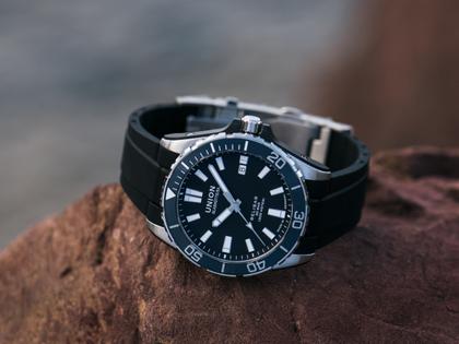 Union Glashütte Belisar  Datum Sport Pro Automatik Edelstahl 42mm schwarzes Zifferblatt schwarzes Kautschukband – Herrenuhren Uhr mit Datum aus Edelstahl. Das Gehäuse ist rund und silber. Das Kautschuk / Kunststoff / Silikon Armband ist schwarz. Das Zifferblatt ist ein Index in schwarz. – Ansicht 5