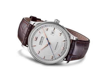 Union Glashütte Noramis Datum Automatik Edelstahl 40mm silberfarbenes Zifferblatt braunes Lederband – Herrenuhren Uhr mit Datum aus Edelstahl und Leder. Das Gehäuse ist rund und silber. Das Lederarmband ist braun. Das Zifferblatt ist arabisch Index und silber. – Ansicht 2