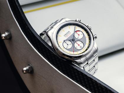 Union Glashütte Belisar Chronograph Silvretta Classic 2026 Limitierte Edition Automatik Edelstahl 44mm beiges Zifferblatt gelbes Textilband schwarzes Lederband und Metallband – Herrenuhren Chronograph aus Edelstahl und Leder. Das Gehäuse ist rund und silber. Das Textilarmband ist gelb. Das Zifferblatt ist ein Index in beige. – Ansicht 4