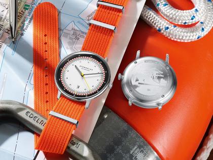 Sternglas Hamburg Edition Hafen Quarz Edelstahl 42mm mehrfarbiges Zifferblatt orangefarbenes Textilband – Herrenuhren Uhr mit Datum aus Edelstahl und Leder. Das Gehäuse ist rund und silber. Das Textilarmband ist orange. Das Zifferblatt ist arabisch Index und mehrfarbig. – Ansicht 3
