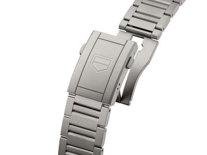 TAG Heuer Formula 1 Chronograph Automatik Titan 44mm schwarzes Zifferblatt Titanband – Herrenuhren Chronograph aus Aluminium, DLC beschichtet, Kautschuk und Titan. Das Gehäuse ist rund und grau. Das Titanarmband ist grau. Das Zifferblatt ist ein Index in schwarz. – Ansicht 5