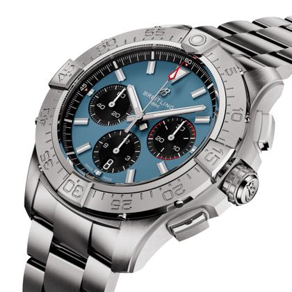 Breitling Avenger B01 Chronograph 44 Automatik Edelstahl blaues Zifferblatt Metallband – Herrenuhren Chronograph aus Edelstahl. Das Gehäuse ist rund und silber. Das Edelstahlarmband ist silber. Das Zifferblatt ist ein Index in blau. – Ansicht 2