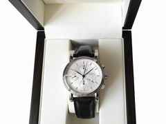 Mühle Glashütte Teutonia II Chronograph Automatik Edelstahl 42mm silbernes Zifferblatt schwarzes Lederband M1-30-95 Full Set mit Garantie Occasion Refurbished – Herrenuhren Uhr mit Datum aus Edelstahl und Leder. Das Gehäuse ist rund und silber. Das Lederarmband ist schwarz. Das Zifferblatt ist ein Index in weiß. – Ansicht 3