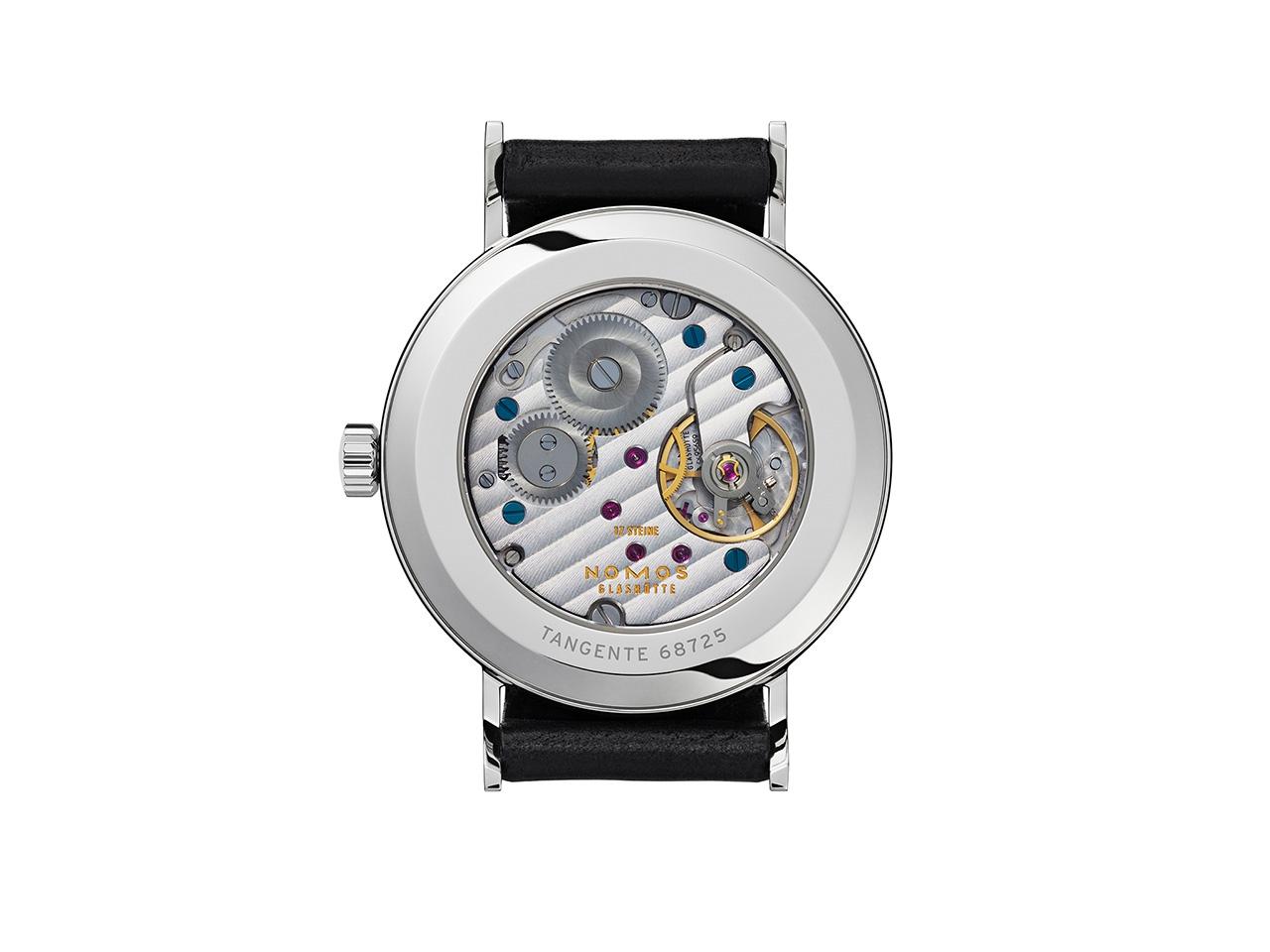 Nomos Glashütte Tangente 35 Handaufzug Edelstahl 35mm weißes Zifferblatt schwarzes Lederband Glasboden – Damenuhren Uhr ohne Datum aus Edelstahl und Leder. Das Gehäuse ist rund und silber. Das Lederarmband ist schwarz. Das Zifferblatt ist arabisch Index und silber. – Ansicht 3