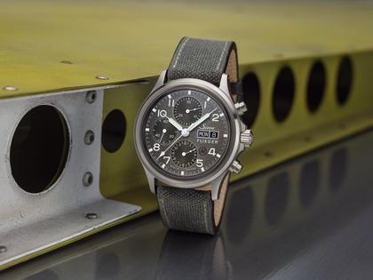 Sinn Spezialuhren 358 Sa Flieger DS Chronograph Automatik Edelstahl 42mm graues Zifferblatt graues Textilband – Herrenuhren Chronograph aus Edelstahl. Das Gehäuse ist rund und silber. Das Lederarmband ist grau. Das Zifferblatt ist arabisch Index und grau. – Ansicht 2