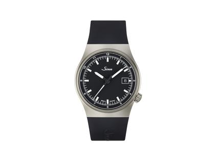 Sinn Spezialuhren 544 Automatik Edelstahl 38,5mm schwarzes Zifferblatt schwarzes Kautschukband – Herrenuhren Uhr mit Datum aus Edelstahl und Kautschuk. Das Gehäuse ist rund und silber. Das Kautschuk / Kunststoff / Silikon Armband ist schwarz. Das Zifferblatt ist ein Index in schwarz.