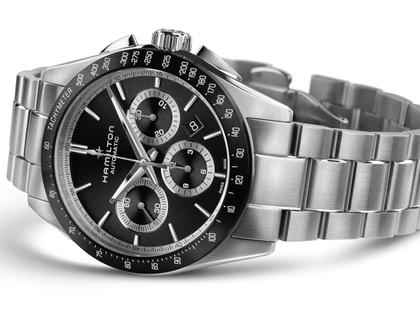 Hamilton Jazzmaster Performer Auto Chrono Edelstahl 42mm schwarzes Zifferblatt Metallband – Herrenuhren Chronograph aus Edelstahl. Das Gehäuse ist rund und silber. Das Edelstahlarmband ist silber. Das Zifferblatt ist arabisch Index und schwarz. – Ansicht 3