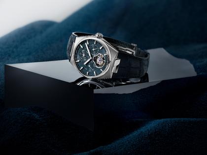 Frederique Constant Highlife Tourbillon Perpetual Calendar Manufacture Automatik Edelstahl 41mm blaues Zifferblatt Metallband – Herrenuhren Uhr mit Kalender aus Edelstahl und Leder. Das Gehäuse ist rund und silber. Das Edelstahlarmband ist silber. Das Zifferblatt ist ein Index in blau. – Ansicht 9