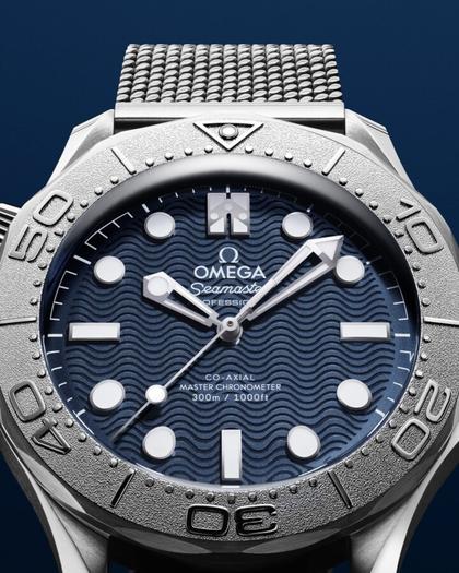 Omega Seamaster Diver 300M  Automatik Edelstahl 42mm James Bond Edition blaues Zifferblatt Metallband – Herrenuhren Uhr ohne Datum aus Edelstahl und Keramik. Das Gehäuse ist rund und silber. Das Edelstahlarmband ist silber. Das Zifferblatt ist ein Index in blau. – Ansicht 7