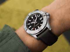 Breitling Avenger Automatik 42 Edelstahl schwarzes Zifferblatt schwarzes Lederband – Herrenuhren Uhr mit Datum aus Edelstahl und Leder. Das Gehäuse ist rund und silber. Das Lederarmband ist schwarz. Das Zifferblatt ist ein Index in schwarz. – Ansicht 5