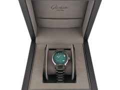 Glashütte Original PanoMaticLunar Automatik Edelstahl 40mm grün Metallband 1-90-02-13-32-70 Full Set Occasion Neu – Herrenuhren Uhr mit Datum aus Edelstahl. Das Gehäuse ist rund und silber. Das Edelstahlarmband ist silber. Das Zifferblatt ist arabisch Index und grün. – Ansicht 5