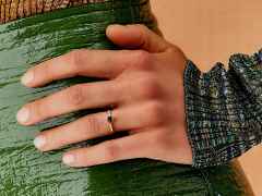 Nanis Dancing in the Rain Tourmalines Ring Gelbgold grüner Turmalin klein – Ringe Ring mit Besatz aus 750 Gelbgold. – Ansicht 3