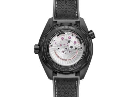 Omega Seamaster Planet Ocean 600M Automatik Edelstahl Schwarz-DLC 45,5mm schwarzes Zifferblatt schwarzes Kautschukband – Herrenuhren Uhr mit Datum aus DLC beschichtet, Edelstahl, Kautschuk und Keramik. Das Gehäuse ist rund und schwarz. Das Kautschuk / Kunststoff / Silikon Armband ist schwarz. Das Zifferblatt ist ein Index in schwarz. – Ansicht 2