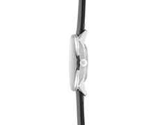Junghans FORM A Datum Automatik Edelstahl 39mm silbernes Zifferblatt schwarzes Lederband – Herrenuhren Uhr mit Datum aus Edelstahl. Das Gehäuse ist rund und silber. Das Lederarmband ist schwarz. Das Zifferblatt ist ein Index in silber. – Ansicht 2