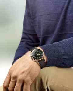 Longines Legend Diver Automatik Bronze 42mm grünes Zifferblatt braunes Lederband und grünes Natoband – Herrenuhren Uhr ohne Datum aus Bronze und Titan. Das Gehäuse ist rund und roségold. Das Lederarmband ist braun. Das Zifferblatt ist arabisch Index und grün. – Ansicht 4