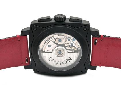 Union Glashütte Averin Chronograph Automatik Edelstahl Schwarz-DLC 41mm schwarzes Zifferblatt Textilband D015.527.38.051.00 Full Set Top mit Garantie Occasion – Herrenuhren Chronograph aus DLC beschichtet und Edelstahl. Das Gehäuse ist quadratisch und schwarz. Das Textilarmband ist schwarz. Das Zifferblatt ist arabisch Index und schwarz. – Ansicht 2