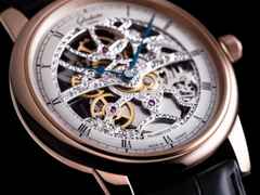Glashütte Original Senator Skelettierte Edition Handaufzug Rotgold 42mm silbernes Zifferblatt schwarzes Lederband – Herrenuhren Uhr ohne Datum aus 750 Rotgold. Das Armband ist ein Lederarmband Kroko / Alligator. Der Zifferblatt ist römisch. – Ansicht 2