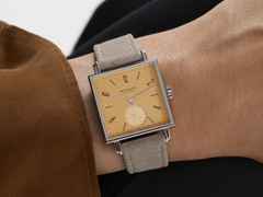 Nomos Glashütte Tetra Origins Ochra Handaufzug Edelstahl 29,5mm gelbes Zifferblatt graues Lederband Glasboden – Damenuhren Uhr ohne Datum aus Edelstahl und Leder. Das Gehäuse ist quadratisch und silber. Das Lederarmband ist grau. Das Zifferblatt ist arabisch Index und gelb. – Ansicht 10